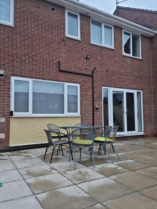 5 Bedroom House - Cheshire Oaks Ellesmere Port Dış mekan fotoğraf